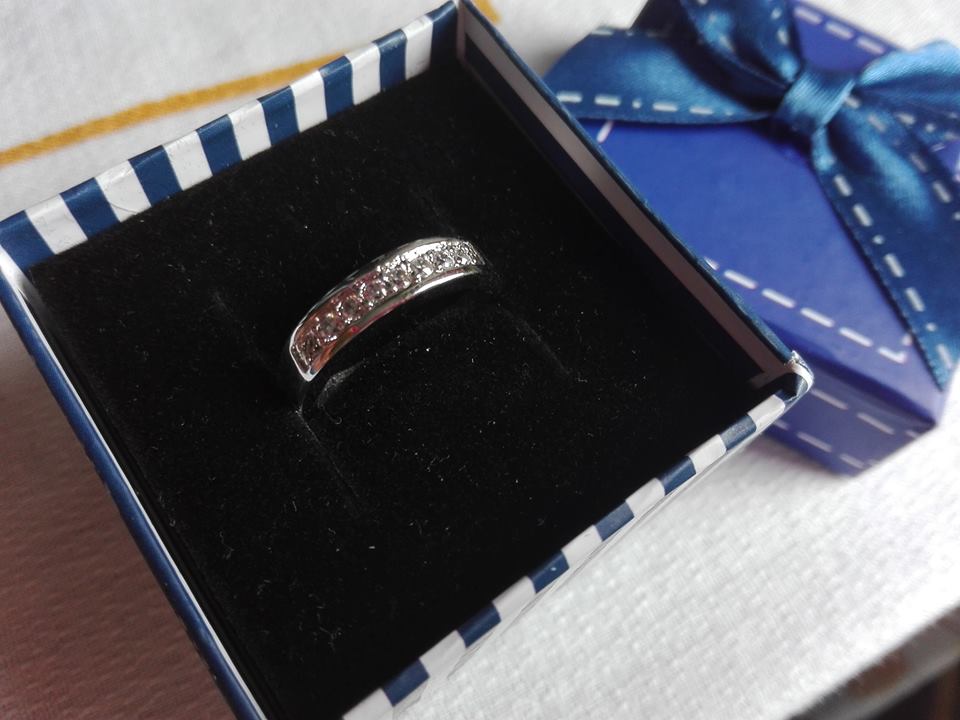 Uloveido 50% off The Ring for Women Wedding Band Zircon Silver Plated Simulated Diamond Rings for Women/Men Anel Wholesale J294
