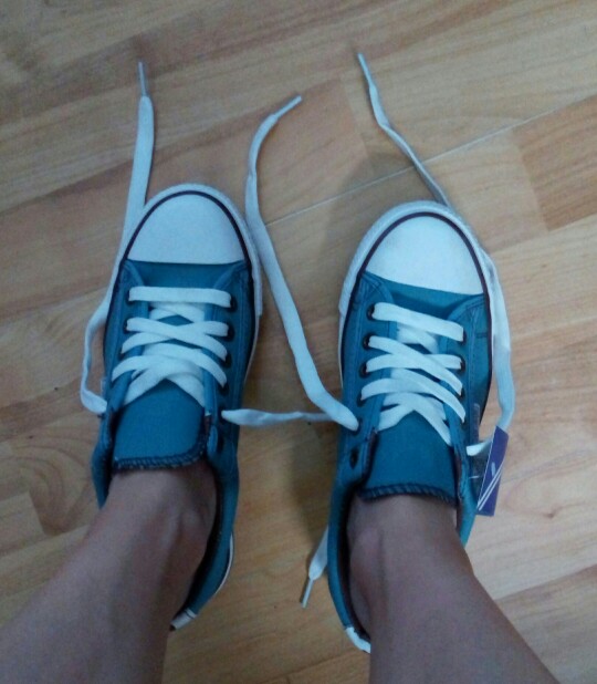 Female models to help low canvas shoes Multicolor classic casual shoes Women canvas shoes