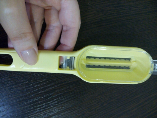 Durable Plastic Fish Scale Remover Scraper Cleaner Scaler Kitchenware Peelers