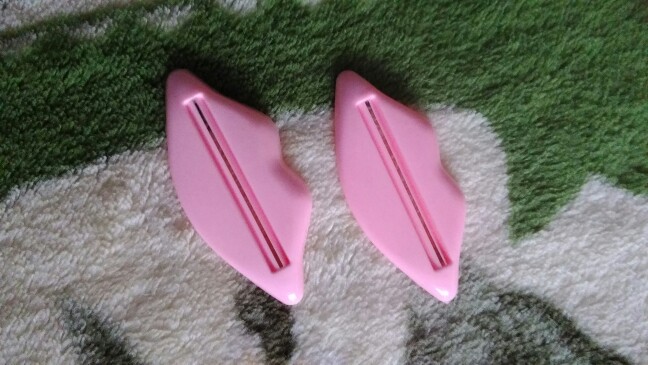 2 PCS Creative Lip Toothpaste squeeze multi-purpose extrusion device Toothpaste gels cream lotion squeezer