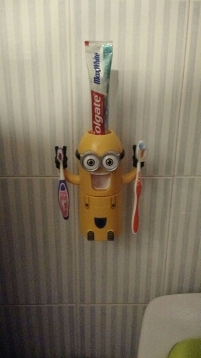 2016 Home Bathroom Products Cute Design Set Cartoon yellow  Minions Toothbrush Holder Automatic Toothpaste Dispenser Toothpaste