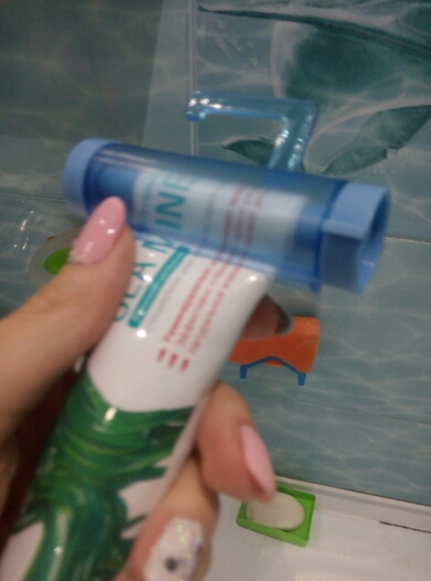 Plastic Rolling Tube Squeezer Useful Toothpaste Easy Dispenser Bathroom Holder Free Shipping