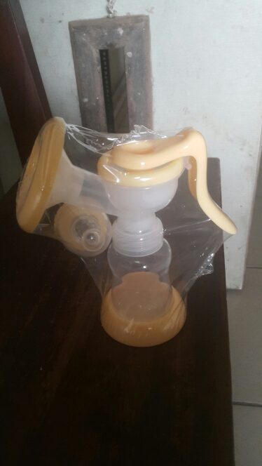 Manual Breast Pump Feeding Bottle Baby Milk Silicon PP Material BPA Free  Yellow White 2 types