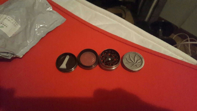 Metal Stainless Steel Coin Shape Pattern Herbal Herb Tobacco Grinder Smoke Cigar Magnetic D0782