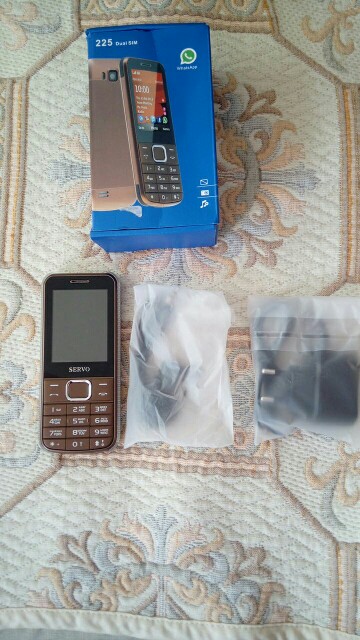 original phone 225 Russian keyboard 2.4 inch screen Dual SIM Cards GPRS Vibration Outside FM Radio Russian language cellphone