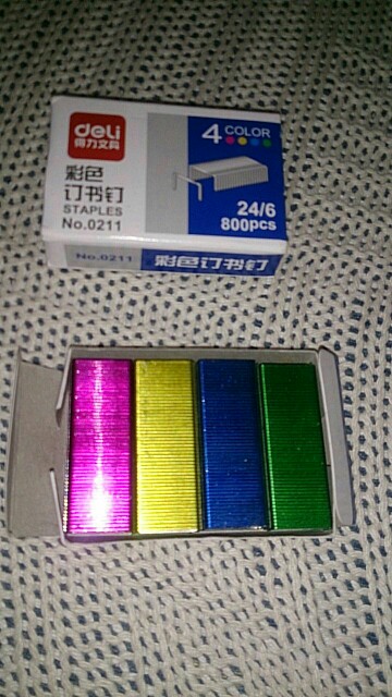 1 pack colored staples 12x6mm 12#  24/6 metal staples each pack is 800pcs 4 colors Deli 0211