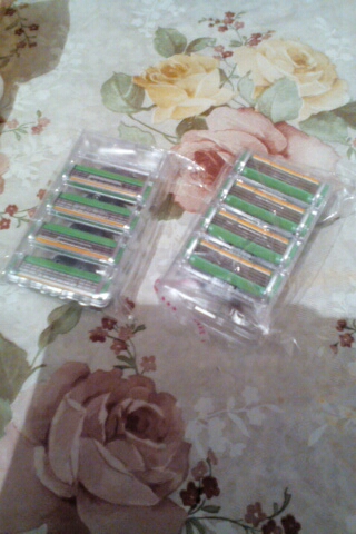 Three south Free Shipping 8pcs/lot Razor Blades for men MACH  3 beard razor barber  safety razor fusione razor stand