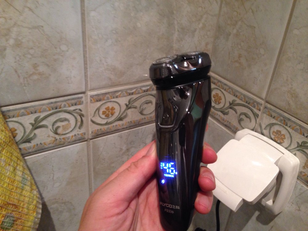 Hot FLYCO Washable Rechargeable Rotary Men's Electric Shaver Razor with 3D Floating Heads 1 Hour Quick Charge Hair Removal FS339