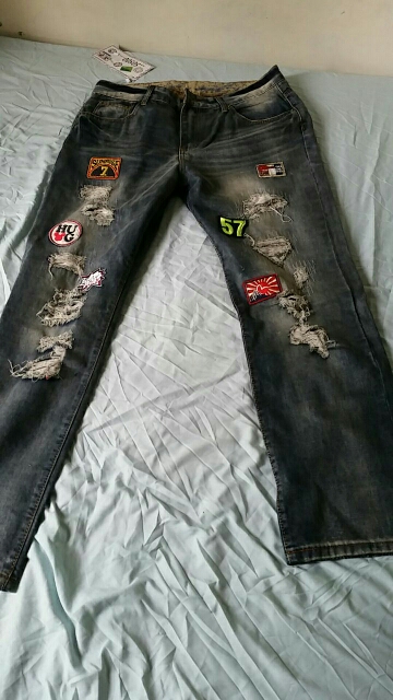 Personality Badge Patchwork Jeans Men Ripped Jeans Fashion Brand Scratched Biker Jeans Hole Denim Straight Slim Fit Casual Pants