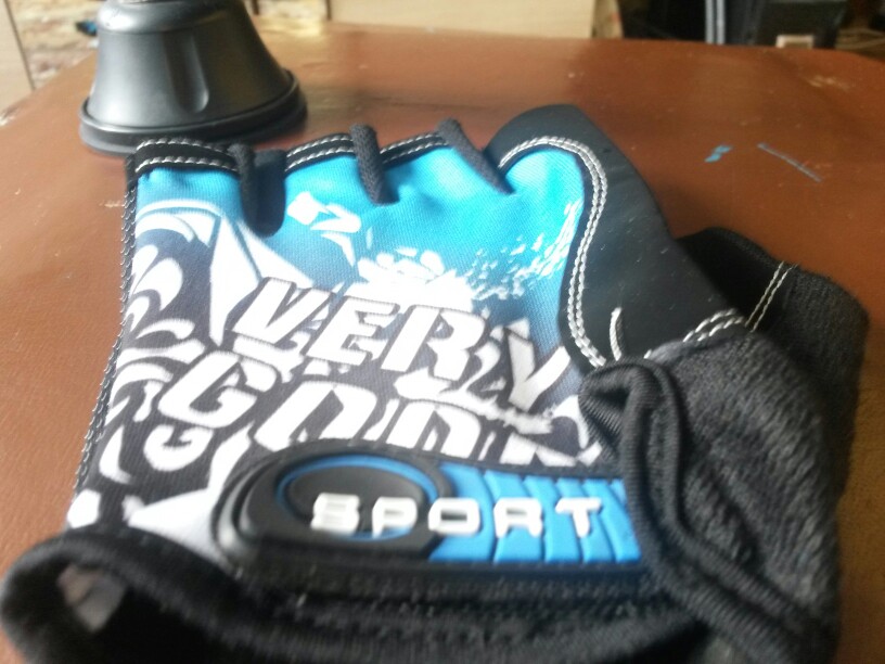 2016 New Arrival Cycling gloves Bike Bicycle gloves Skid Resistance Sports Half Finger Glove Keep Warm 3 Color High Quality