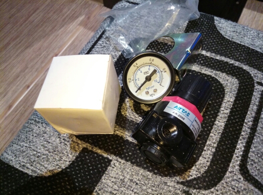 1pc AR2000 G1/4'' Pneumatic mini air pressure regulator air treatment units Factory Wholesale Good Quality BSPT Valve with Gauge